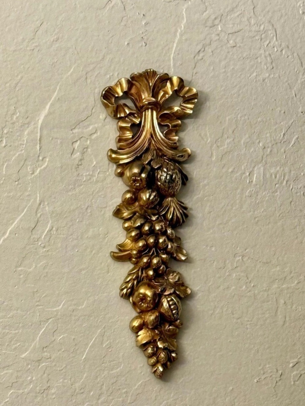 Vintage-style Syroco Gold Tone Baroque 3D Fruit Swag Wall Ornament